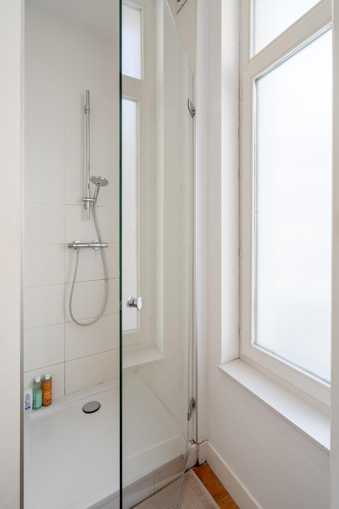 Beautiful Modern Apartment In The Heart Of Antwerpen Bagian luar foto