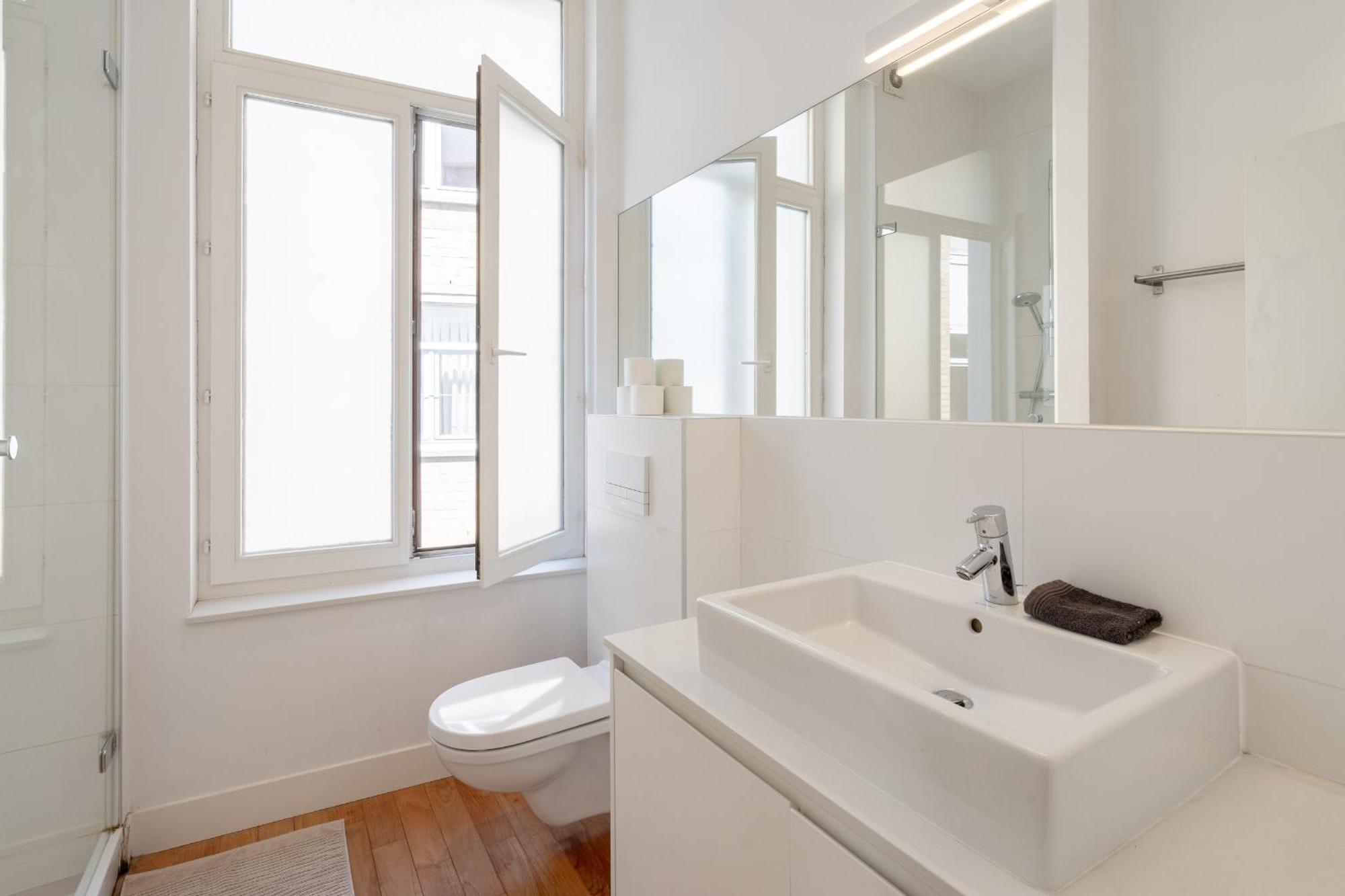 Beautiful Modern Apartment In The Heart Of Antwerpen Bagian luar foto