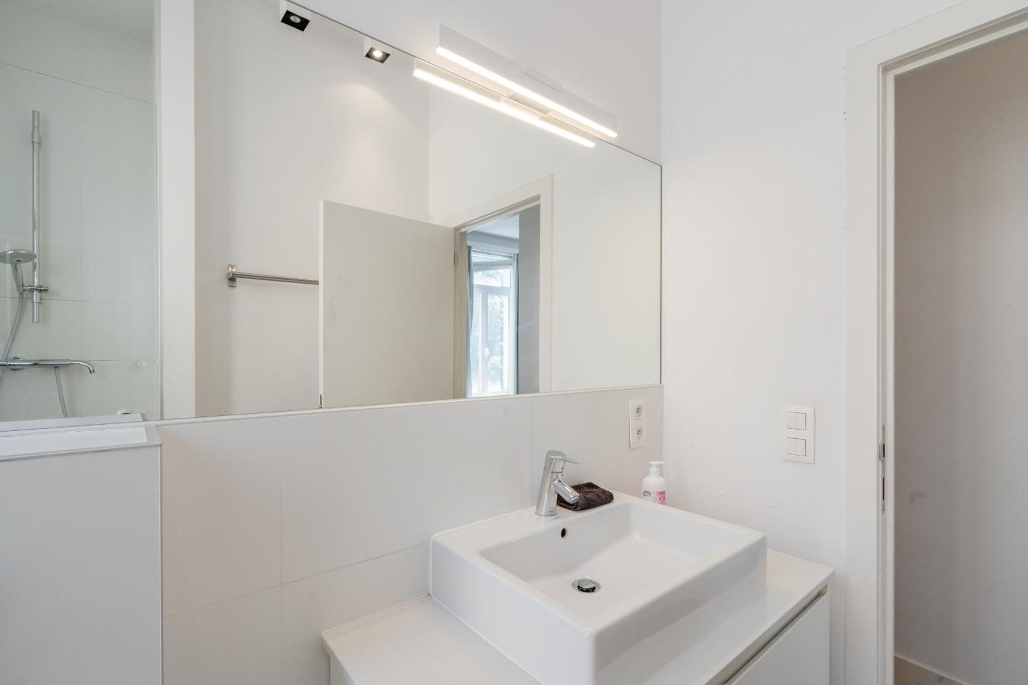 Beautiful Modern Apartment In The Heart Of Antwerpen Bagian luar foto